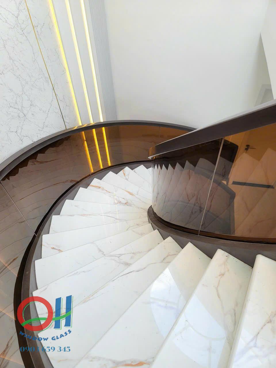 Đơn vị thi công cầu thang kính cong uy tín TP.HCM  